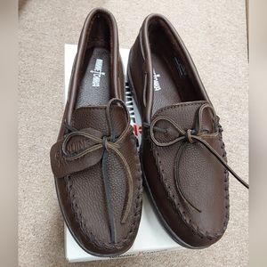 NEW IN BOX MINNETONKA MEN'S SIZE 13 CHOCOLATE MOOSEHIDE CLASSIC MOCASSINS